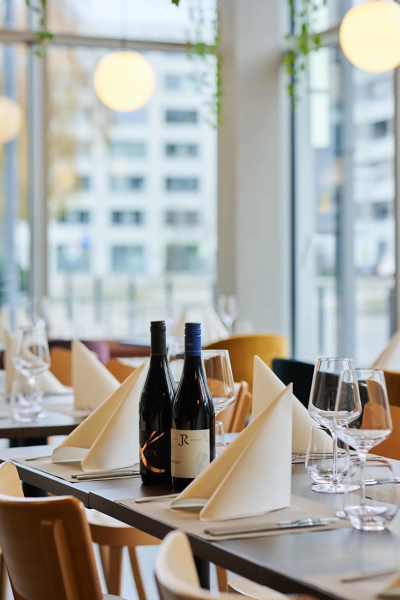 Festlich gedeckter Tisch im Restaurant Amadeus