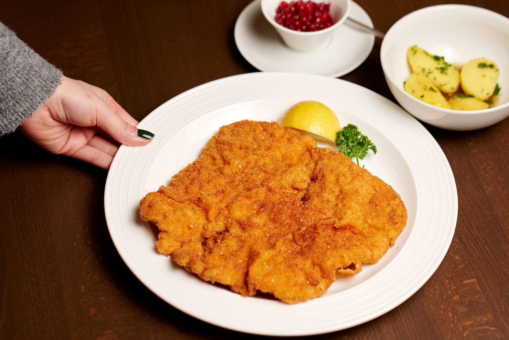 Wiener Schnitzel mit Beilagen im Restaurant Amadeus